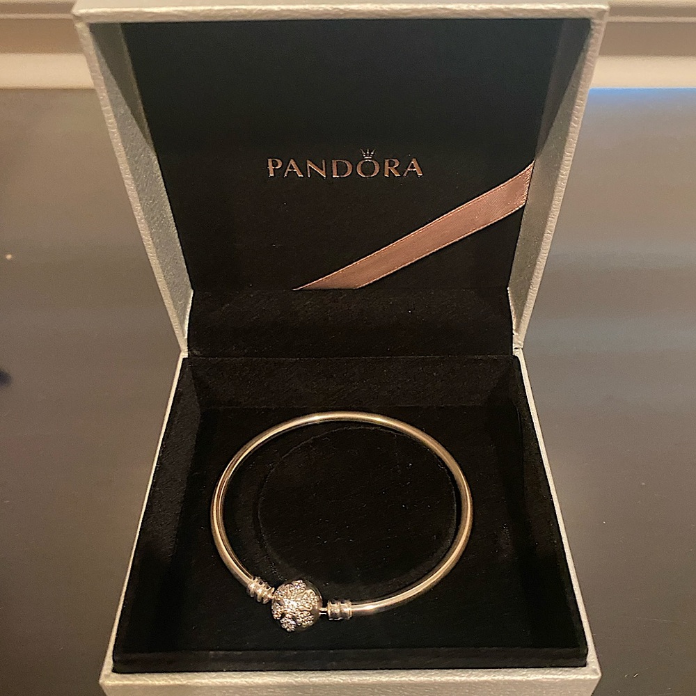 Pandora Unique Snowflake Limited Edition Bangle